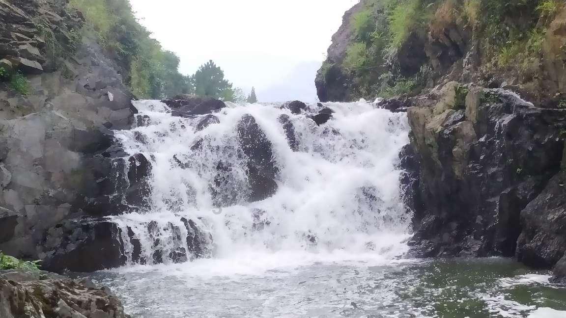 逃离荒废房屋